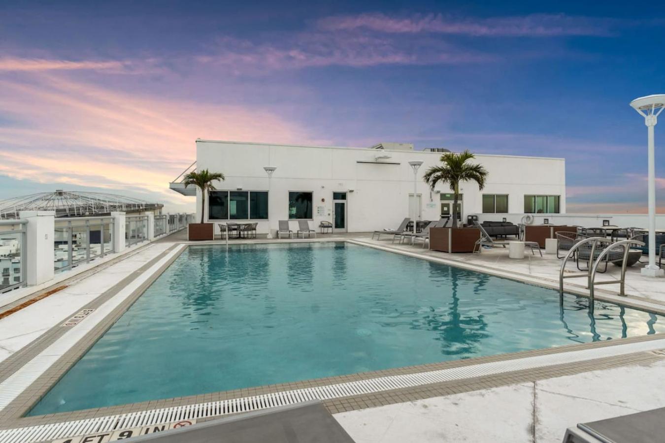 Modern 2 Bed Getaway Steps From Tropicana Field St. Petersburg Exterior photo